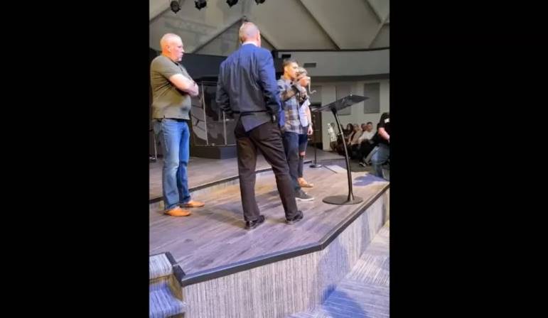 Mulher acusa pastor durante o culto: “Tinha 16 anos quando você tirou minha virgindade”