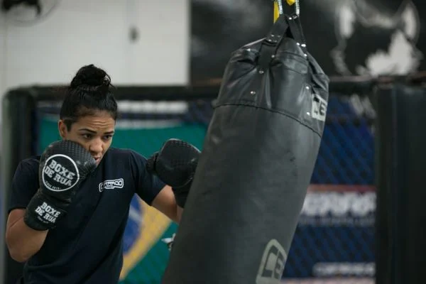 Brasiliense Vivi Araújo volta a lutar no UFC neste sábado