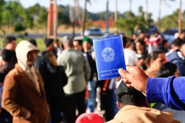 Desemprego no Brasil recua para 10,5% e é o menor desde 2015