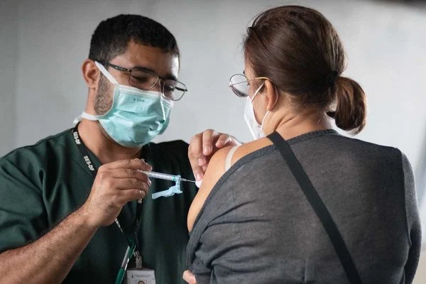 Saúde amplia aplicação da 4ª dose para pessoas acima de 50 anos