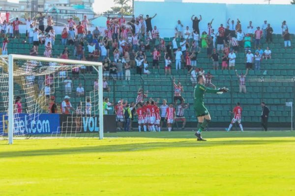 Torcedor invade campo e dá soco em goleiro do Figueirense