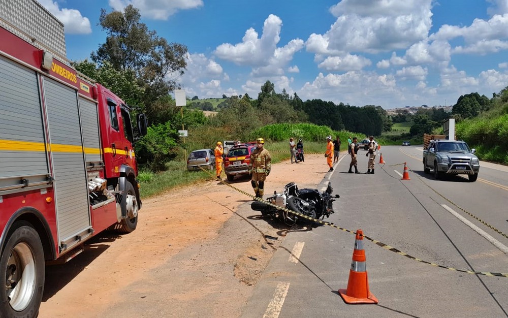 Pai e filho são socorridos em estado grave após acidente na BR-491, em Elói Mendes, MG