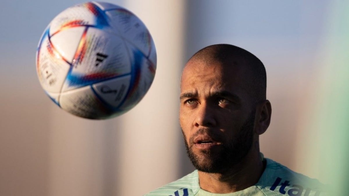 Daniel Alves muda de versão novamente e diz que foi ele quem sofreu o abuso