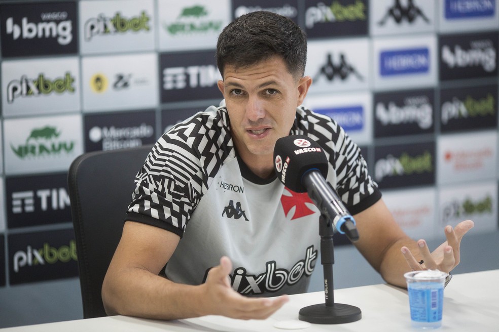 Barbieri diz que Vasco tem tudo para surpreender, mas pede pés no chão na volta à Série A