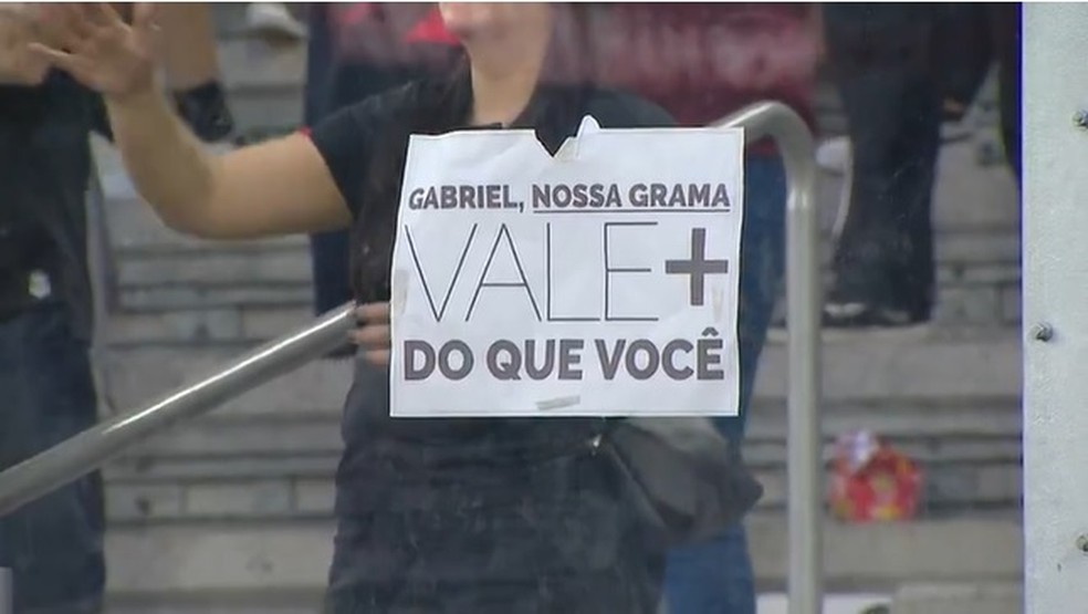 Chute de Gabigol em direção à torcida do Athletico viraliza; veja