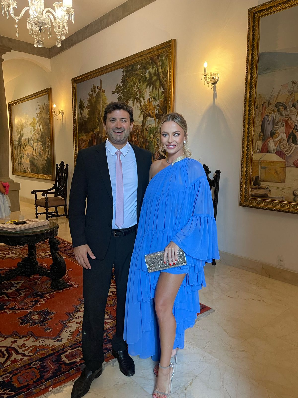 Com looks modernos e sofisticados, Luana Finger e Pablo Spyer comparecem a casamento