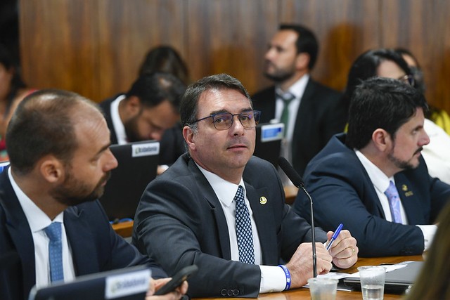 5ª Turma do STJ mantém decisão da Justiça do Rio que rejeitou denúncia contra Flávio Bolsonaro por rachadinha