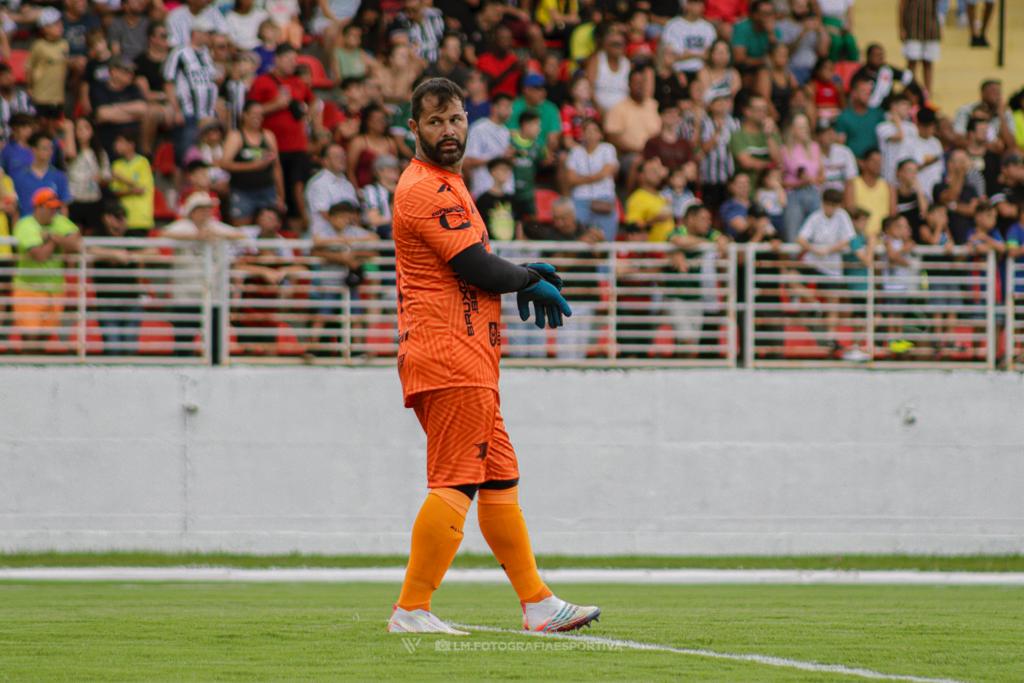 Goleiro Nilton Brilha no Jogo dos Famosos e Conquista Corações dos Ex-jogadores