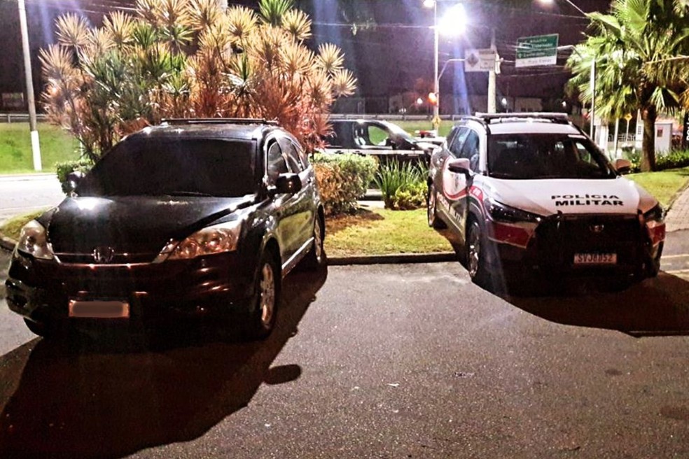 Policial civil passa um dia preso após ser abordado com carro roubado e arma ilegal no litoral de SP