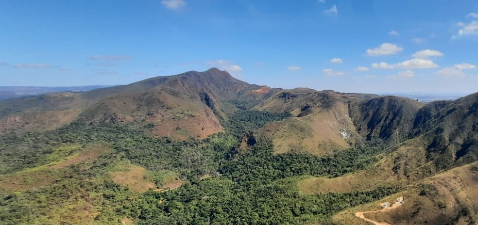 Decisão Judicial Paralisa Operações de Mineradora Próxima à Serra do Curral