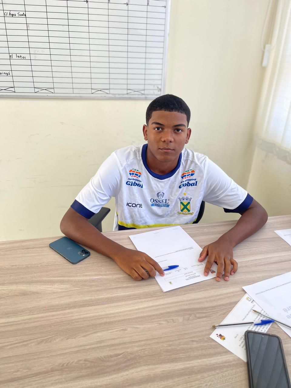 Jovem promessa do futebol brasileiro, Adalberto Santos Pereira Filho, assina contrato profissional com o Santo André