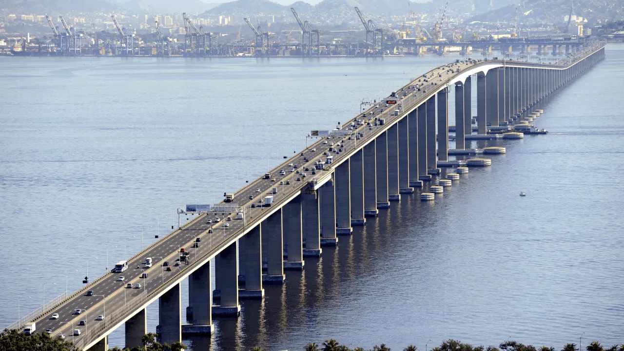 Indivíduo é detido após provocar tumulto ao correr na Ponte Rio-Niterói