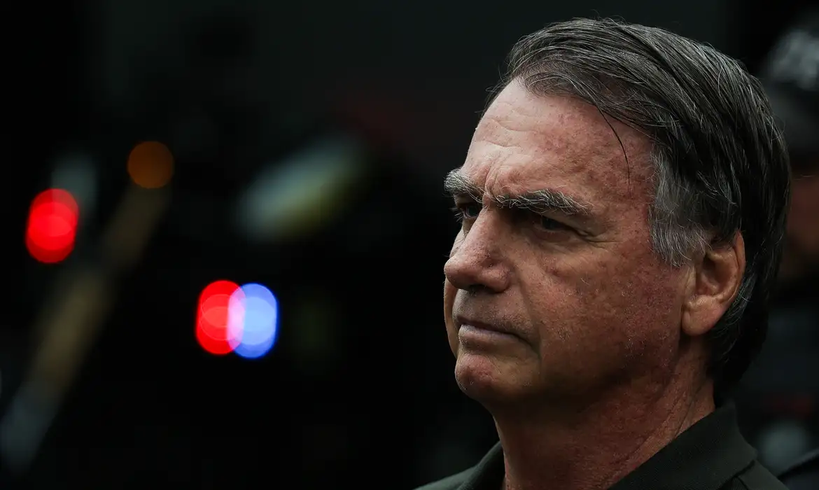 “Tornozeleira de Bolsonaro foi rompida durante a madrugada, afirma Moraes”