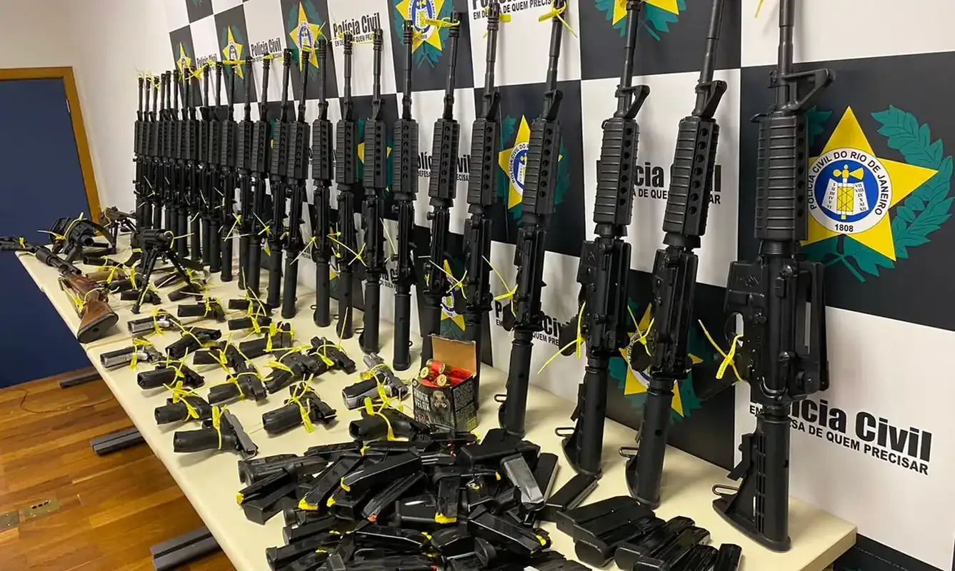 Niterói incentiva a entrega de armas e regulamenta prêmio em pagamento.