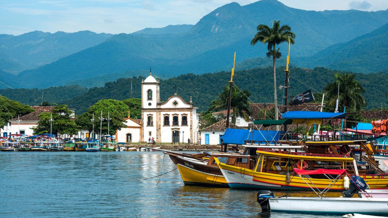 Turistas se encantam com o charme colonial e natureza preservada de uma das melhores cidades do Rio de Janeiro