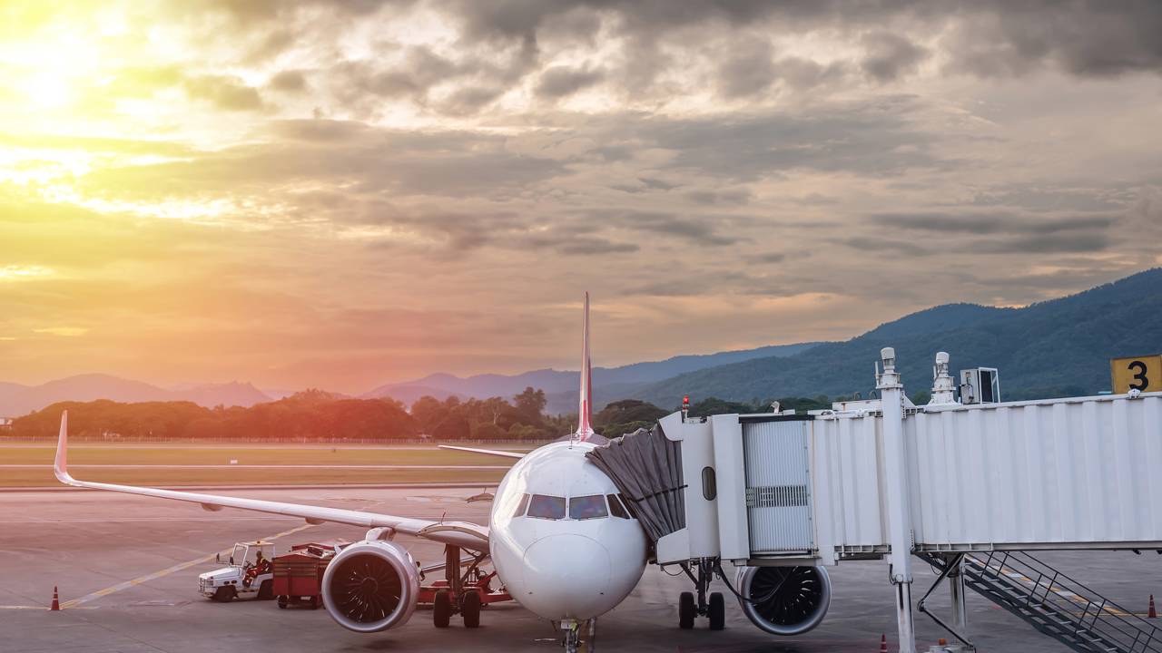 Descubra o melhor caminho para chegar rapidamente aos aeroportos do Rio partindo de Niterói
