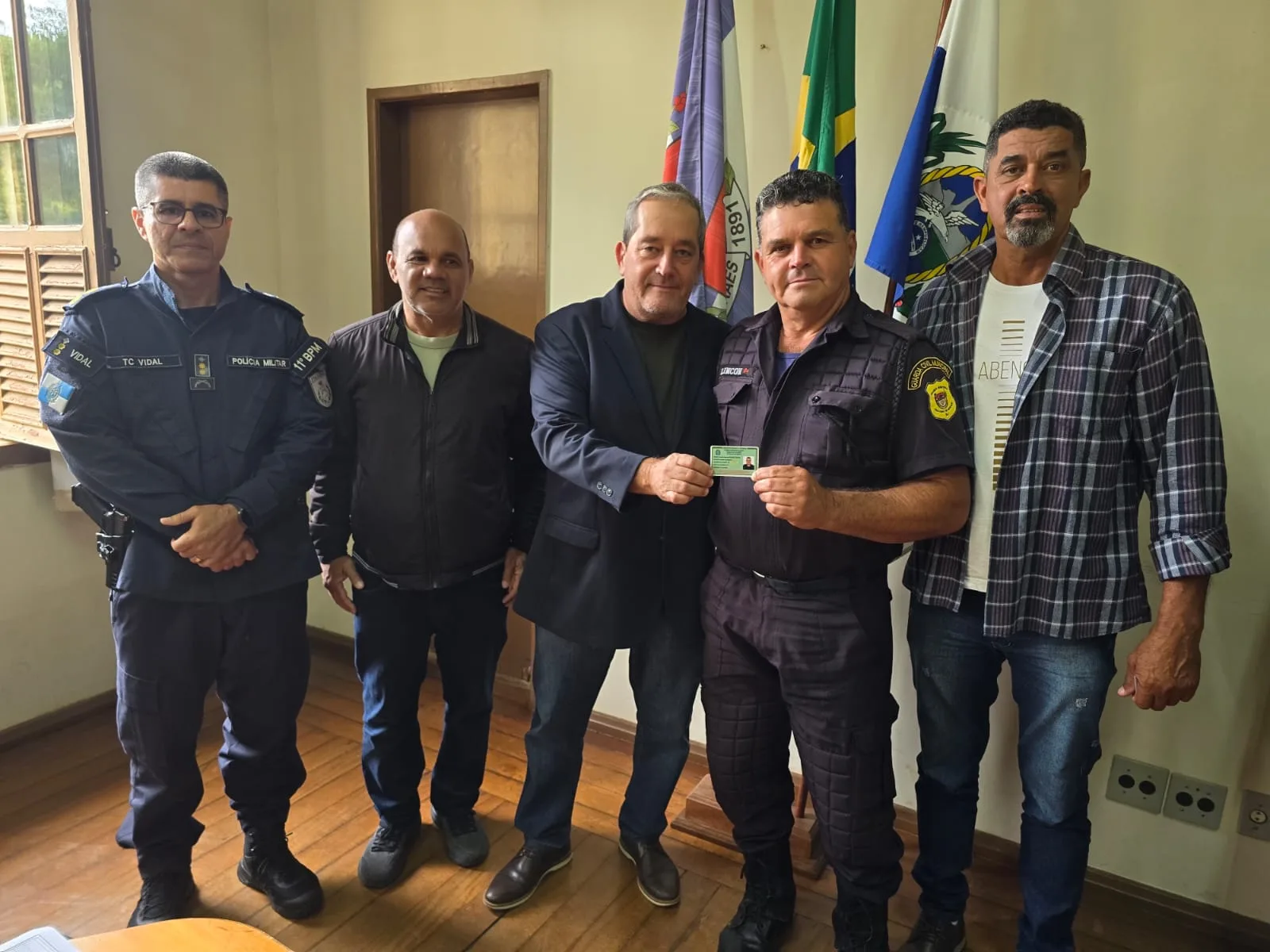 Guardas Municipais de Trajano de Moraes recebem Cartão Funcional da Prefeitura