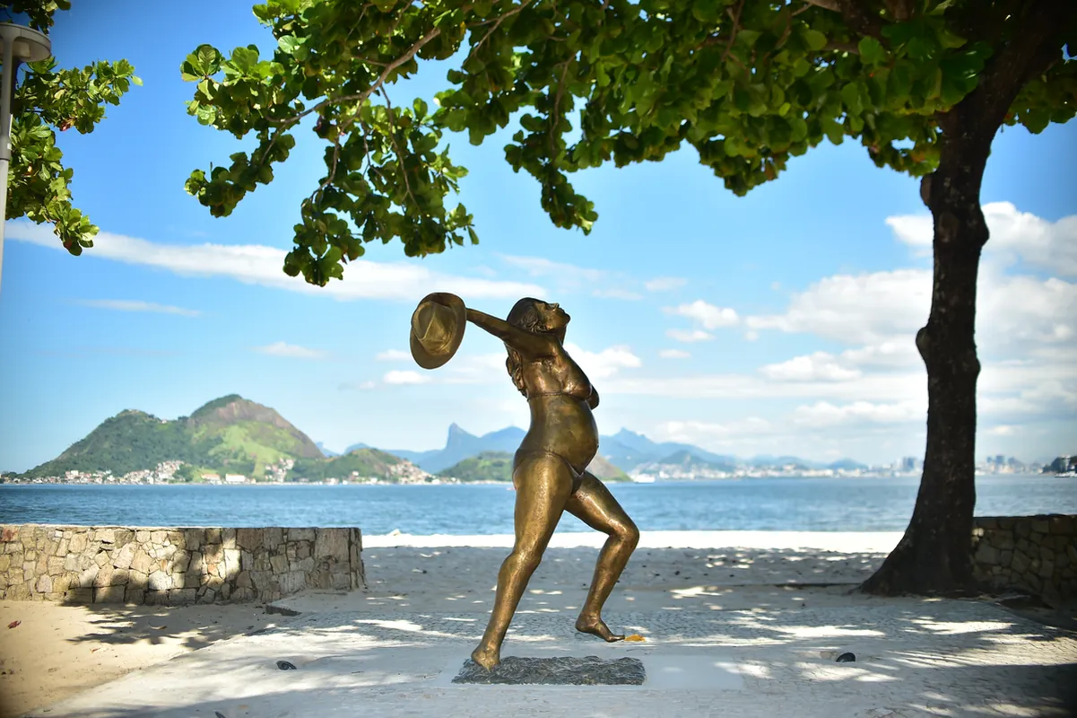 Roubo de estátua homenageando Leila Diniz choca Niterói