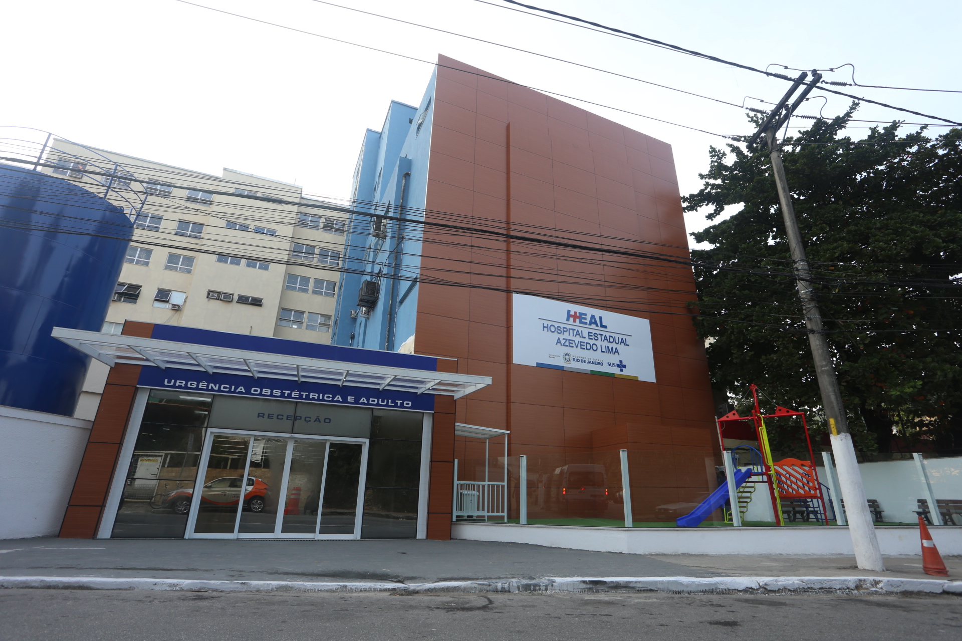 Mulher agredida por pitbulls apresenta condições de saúde estáveis em Niterói