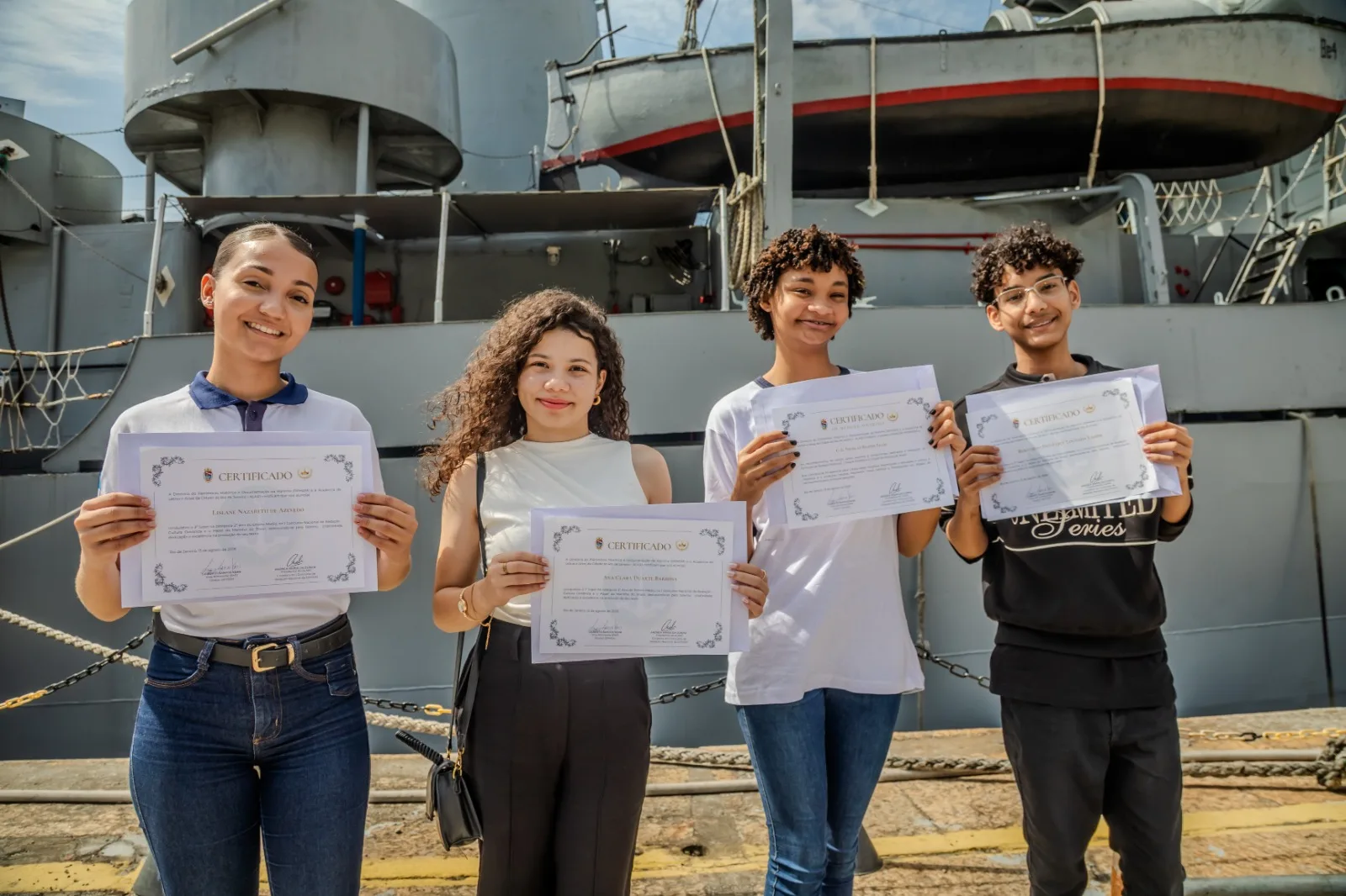 Alunos da rede pública brilham em concurso de redação da Marinha com medalhas de ouro e bronze