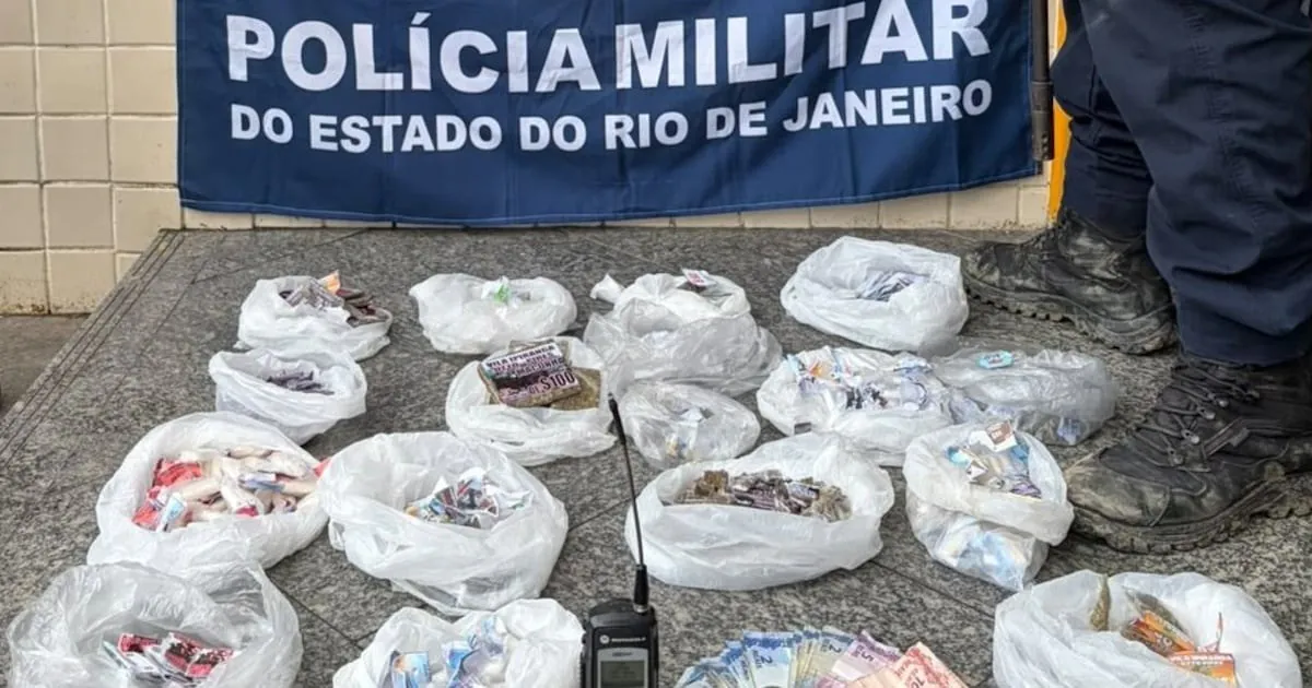Niterói: PM prende 2 na Vila Ipiranga com 376 porções de drogas e rádio transmissor