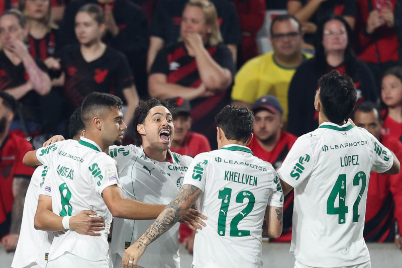 Palmeiras conquista vitória e aguarda resultado do Flamengo no Brasileirão