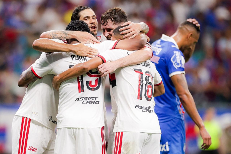 Flamengo vence Bahia e retoma a ponta do Brasileirão